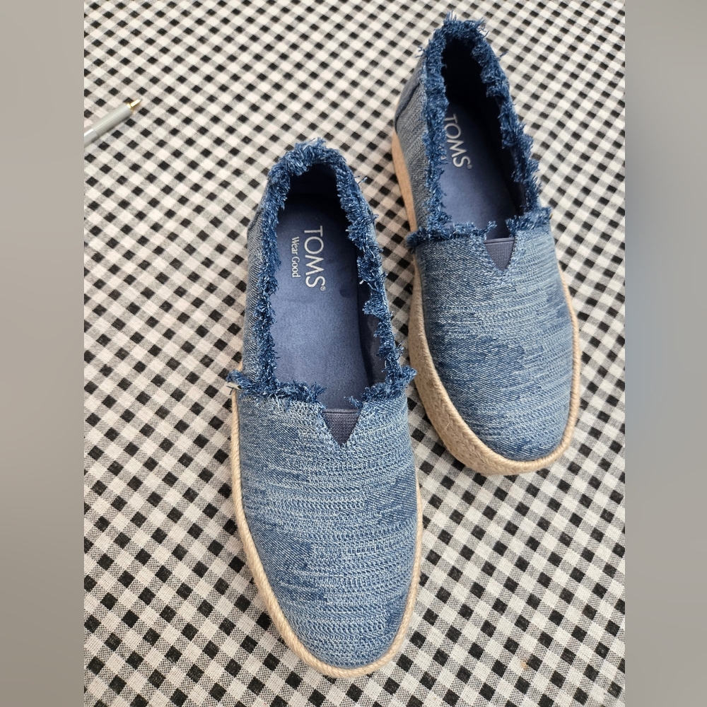 TOMS NEW SHOES 6.5 DENIM